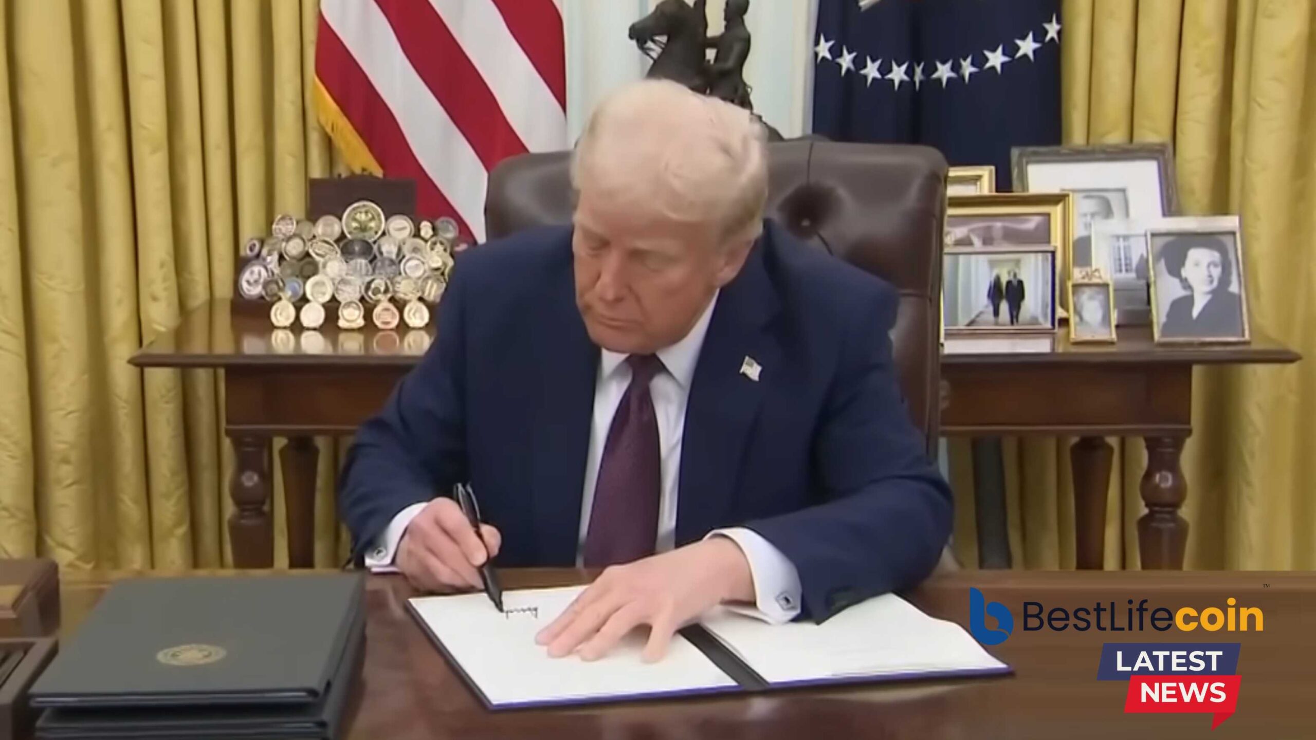 Donald Trump firma órdenes ejecutivas para impulsar las criptomonedas y la inteligencia artificial en Estados Unidos.